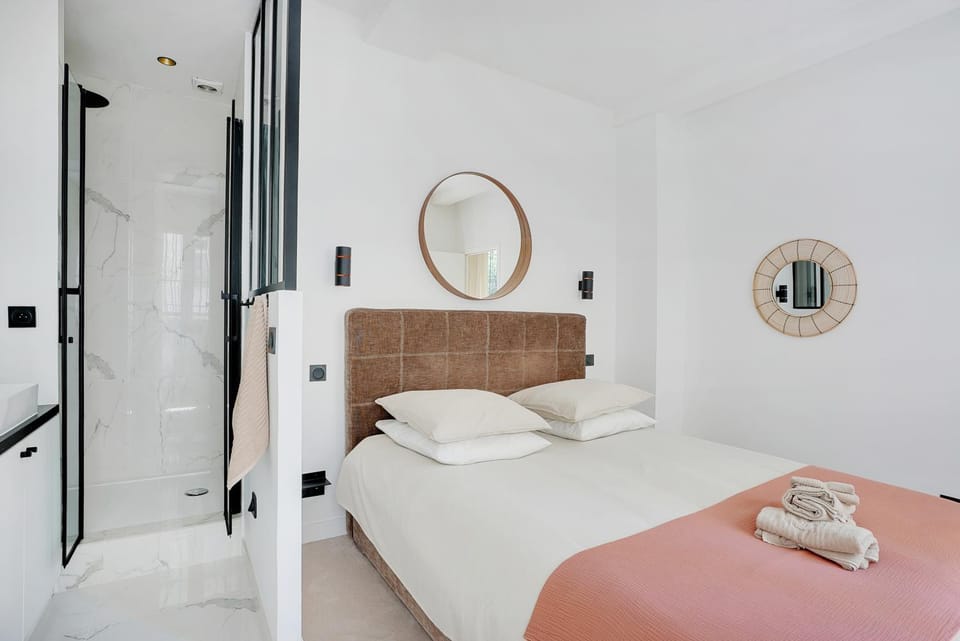 Bed, Bathroom, Photo of the whole room, Bedroom, towels