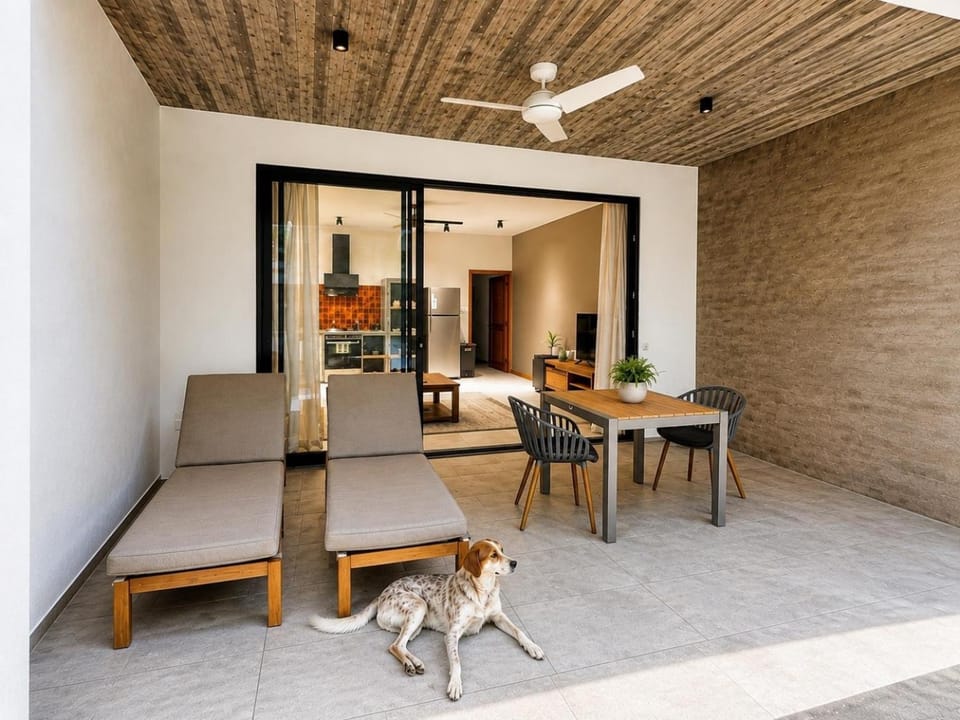 Seating area, Dining area, Pets