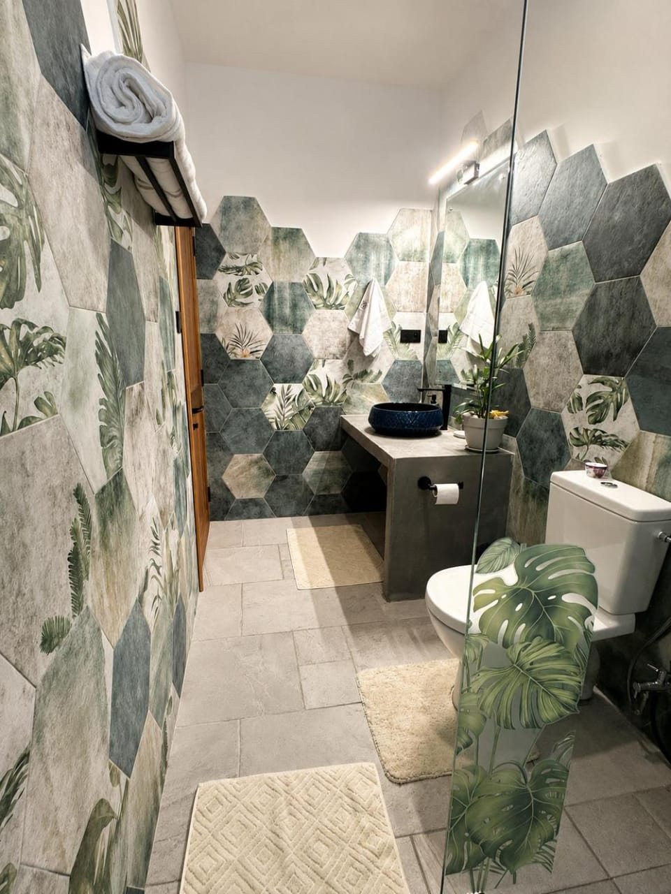 Toilet, Bathroom, towels
