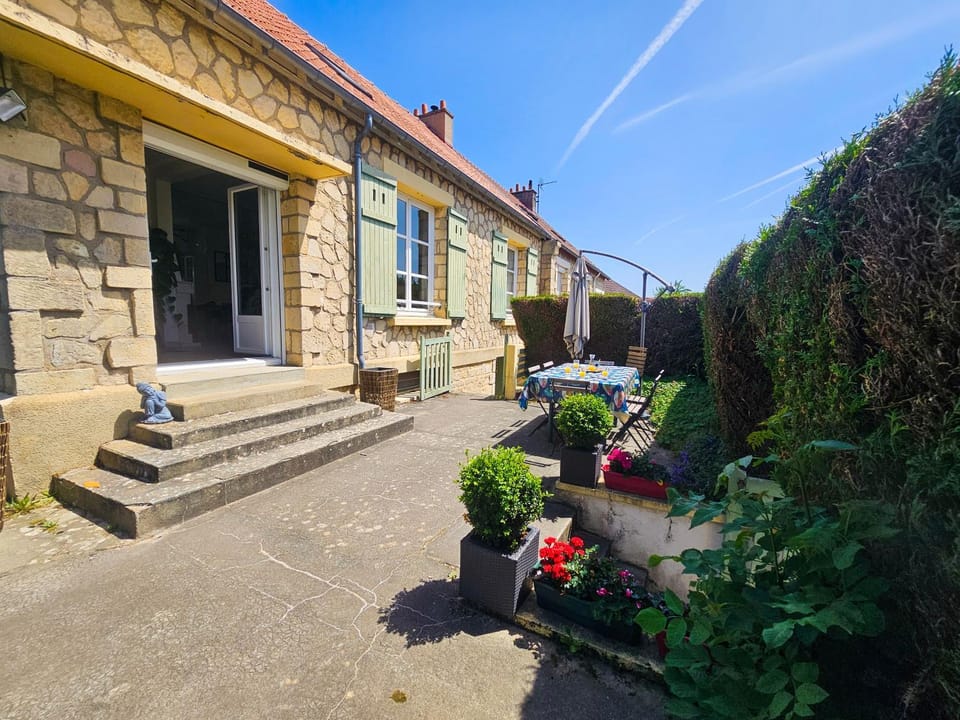 Property building, Facade/entrance, Garden, Dining area
