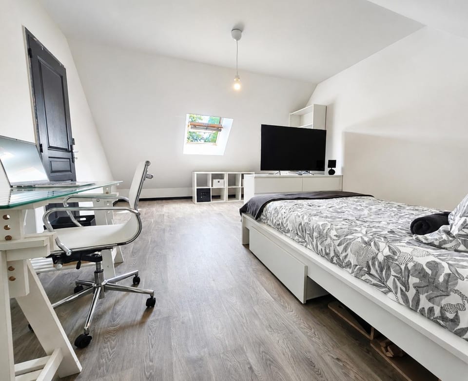 Bed, Photo of the whole room, Seating area, Bedroom, heating, storage, towels