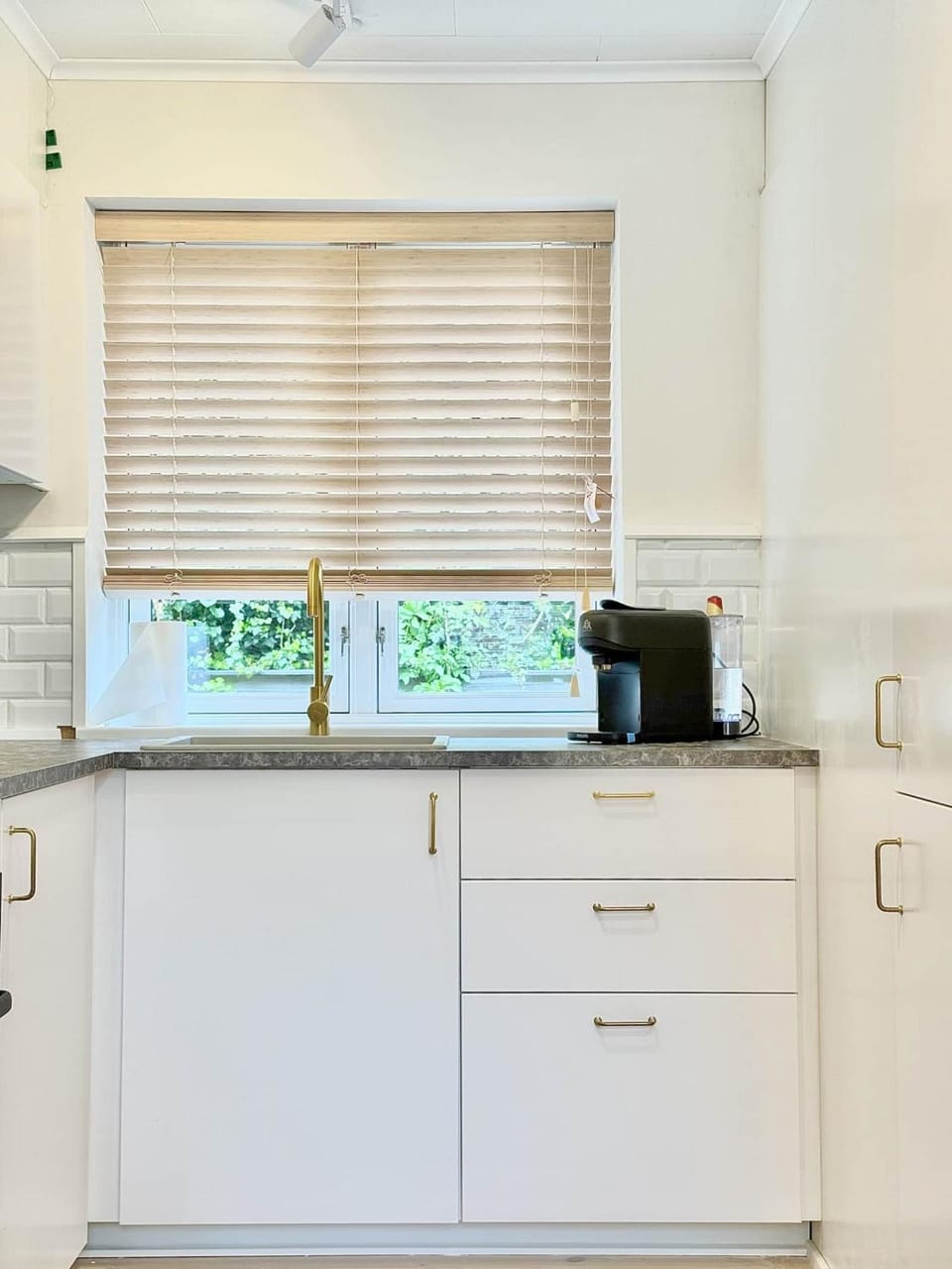 Kitchen or kitchenette, minibar