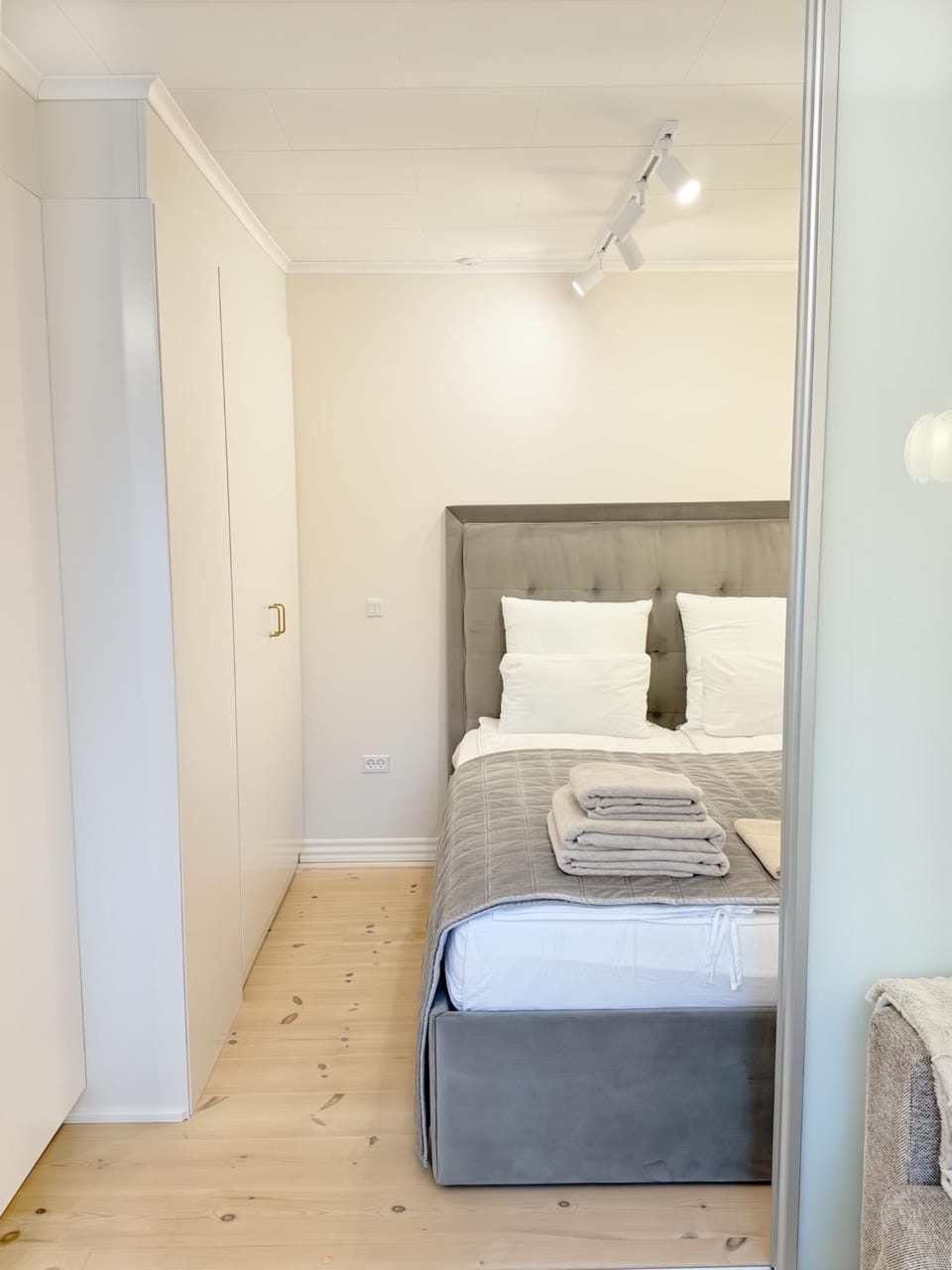 Bed, Bedroom, towels, wardrobe