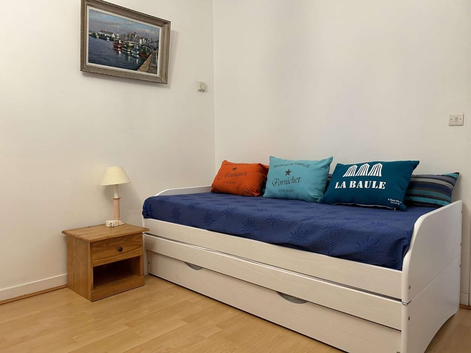 Bed, Living room