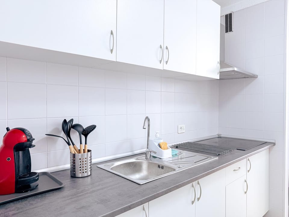 Coffee/tea facilities, Kitchen or kitchenette, stove