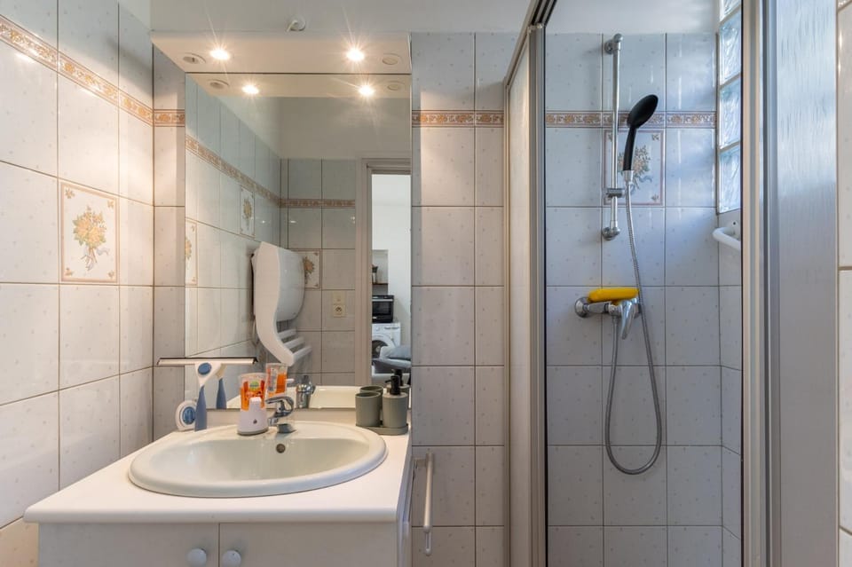 Shower, heating
