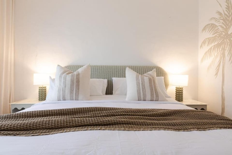 Luxe Ocean Escape in Santorini Apartment in Dolphin Coast
