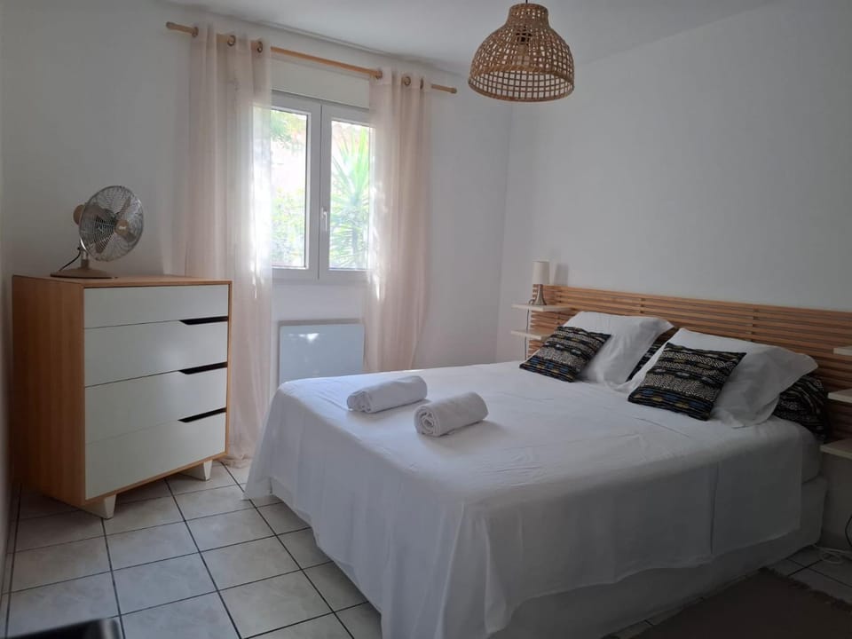 Bedroom, towels