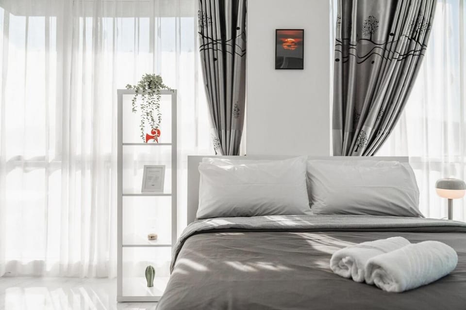Quiet Work-Friendly Phuket Town Fast WiFi & Pool Apartment in Wichit