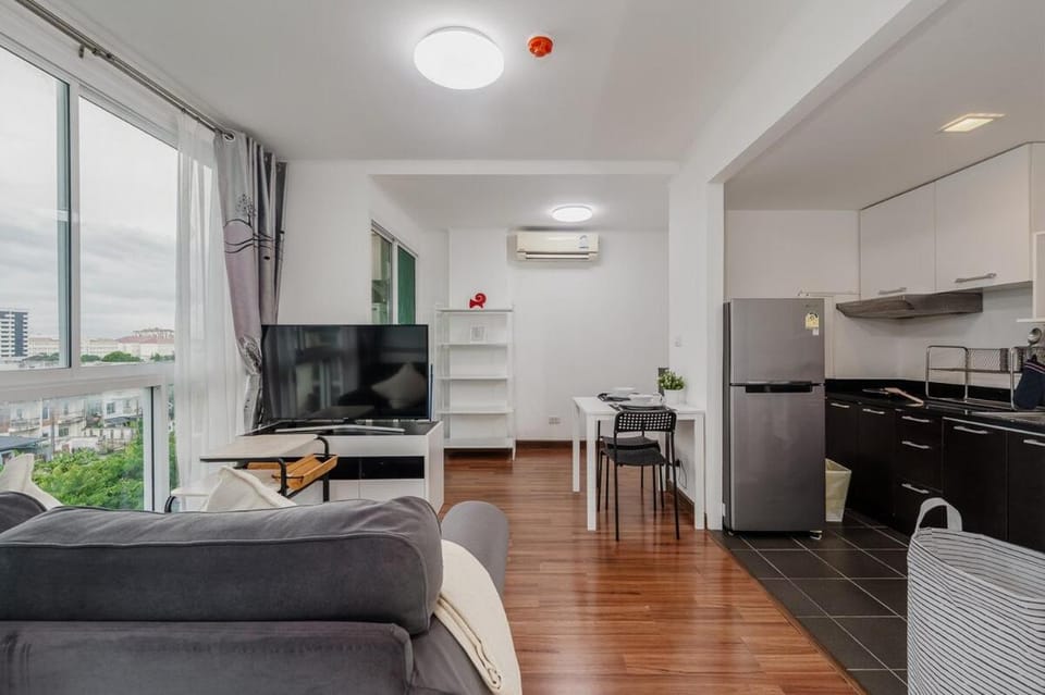 Quiet Work-Friendly Phuket Town Fast WiFi & Pool Apartment in Wichit