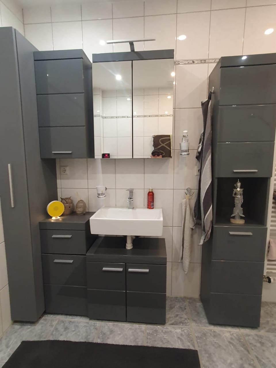 Bathroom, towels