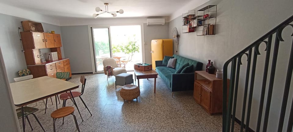 Living room, Seating area, Dining area, air conditioner