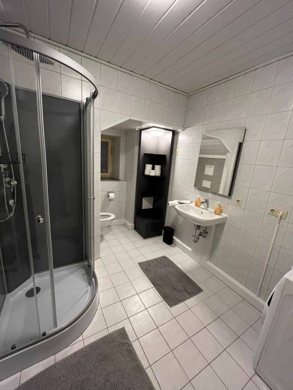 Shower, Toilet, Bathroom, towels