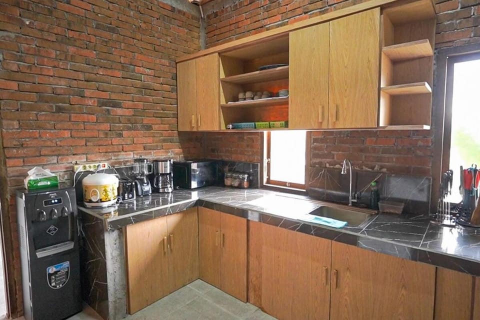 Coffee/tea facilities, Kitchen or kitchenette, stove