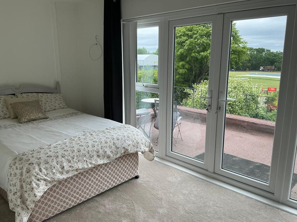 Solihull Twin Room Wi-fi, TV Bed and Breakfast in Shirley
