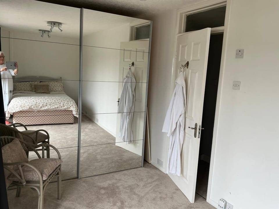 Solihull Twin Room Wi-fi, TV Bed and Breakfast in Shirley