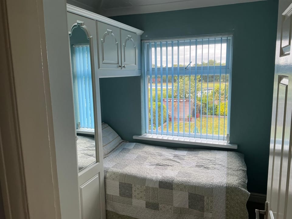 Solihull Twin Room Wi-fi, TV Bed and Breakfast in Shirley