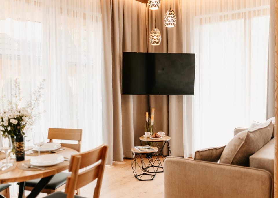TV and multimedia, Living room, Seating area, Dining area
