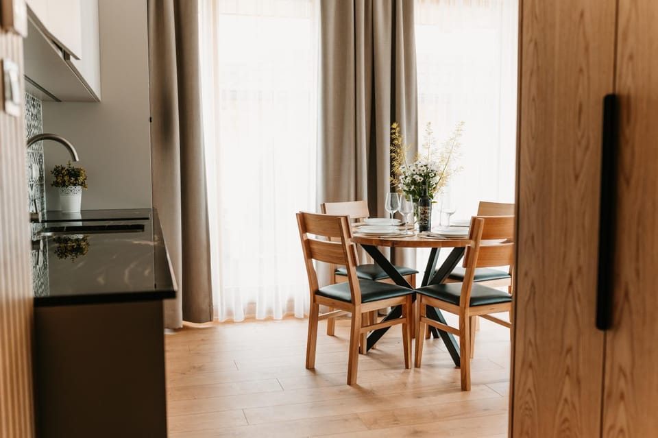 Kitchen or kitchenette, Seating area, Dining area
