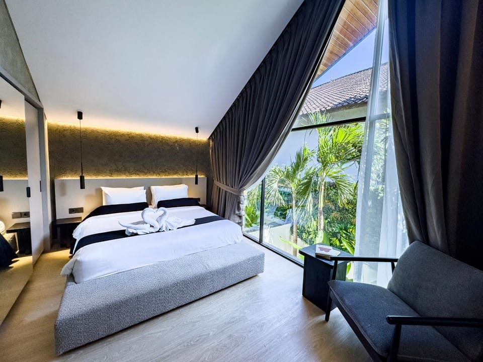 Bed, View (from property/room), Bedroom, Inner courtyard view