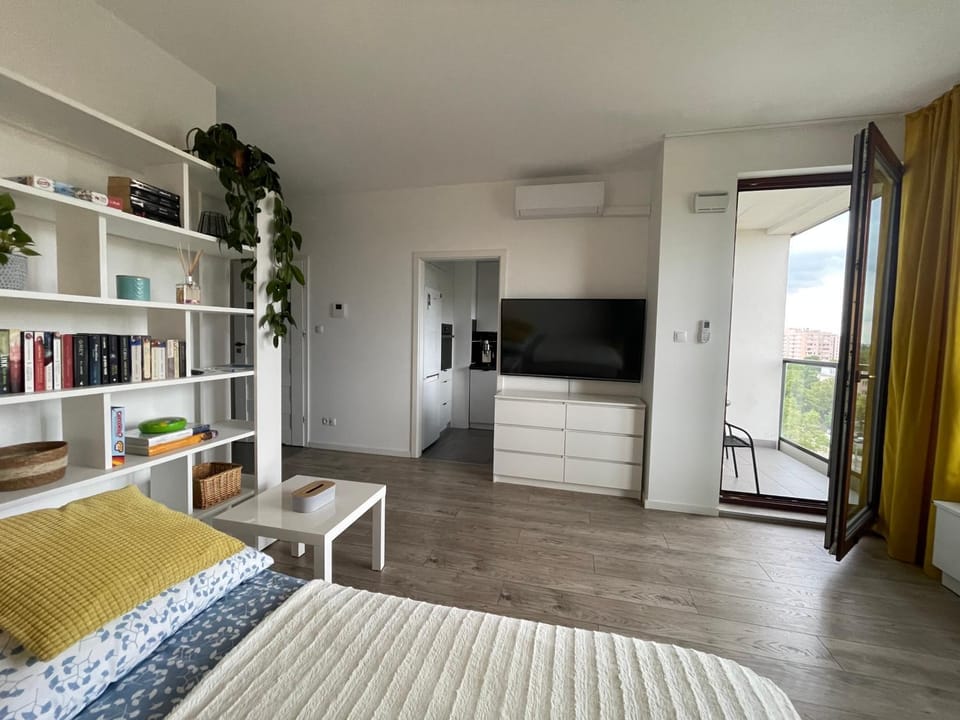 Bed, TV and multimedia, Living room, Photo of the whole room, Seating area, Bedroom, wardrobe