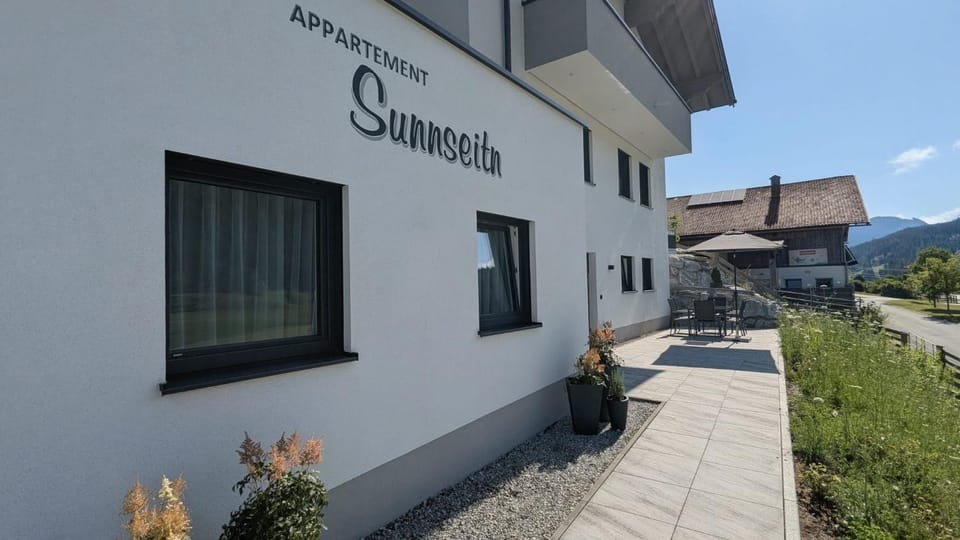 Property building, Day, Balcony/Terrace