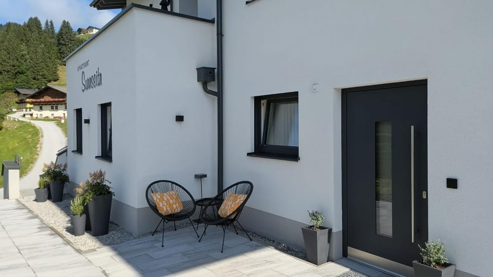 Property building, Day, Balcony/Terrace