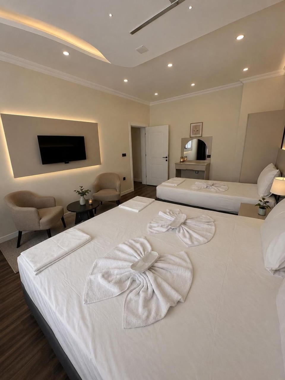 Bed, TV and multimedia, Seating area, Bedroom, towels