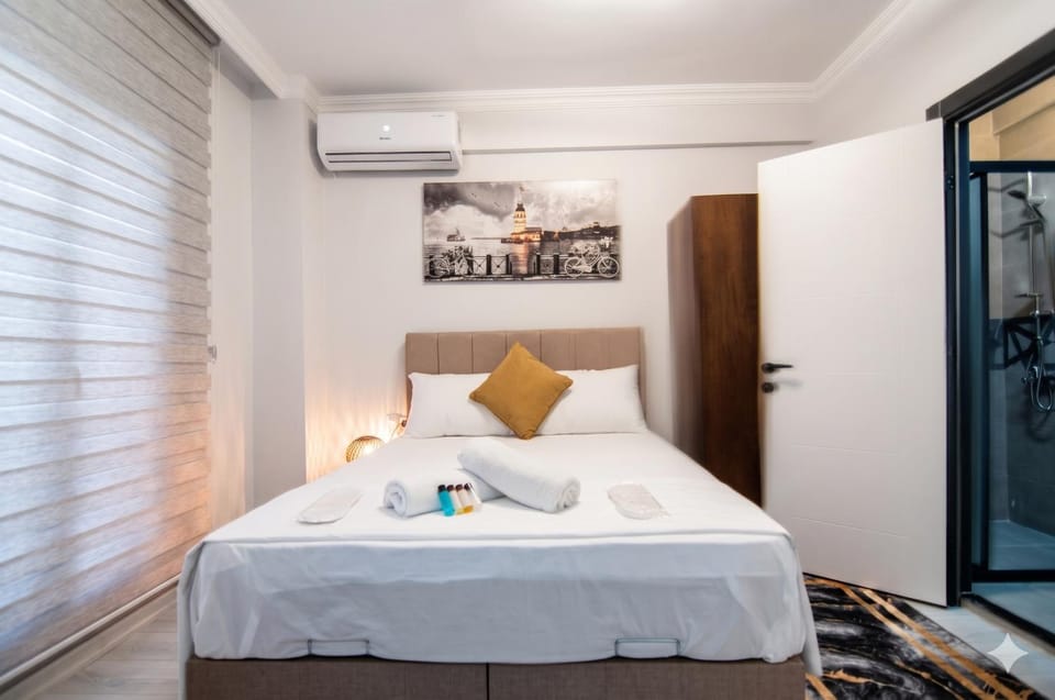 Bed, Bedroom, towels, air conditioner