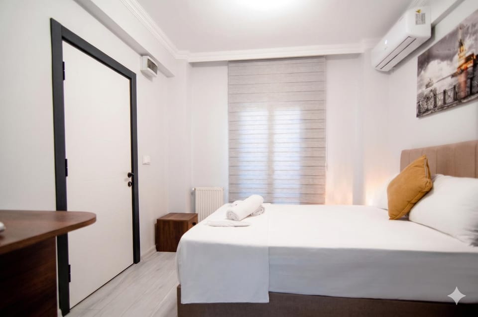 Bed, Bedroom, towels, air conditioner