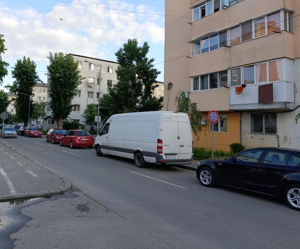 Property building, Day, Neighbourhood, Street view, Location, Parking