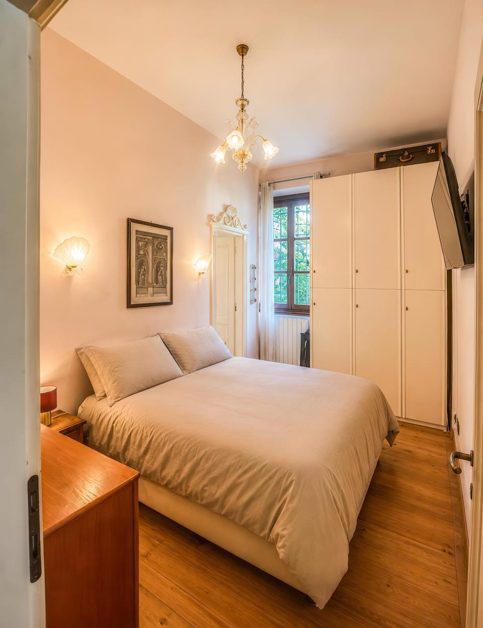 Bed, TV and multimedia, Photo of the whole room, Bedroom