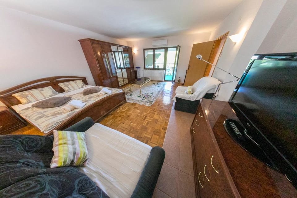 Communal lounge/ TV room, Bed, Bedroom