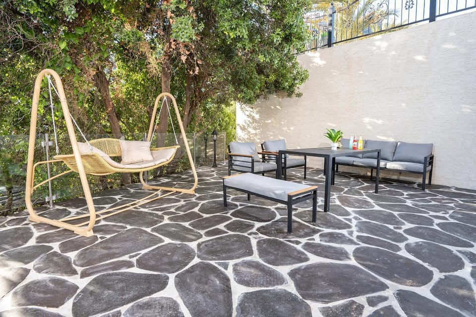 Patio, Spring, Day, Garden, Garden, Seating area, Garden view, sunbed