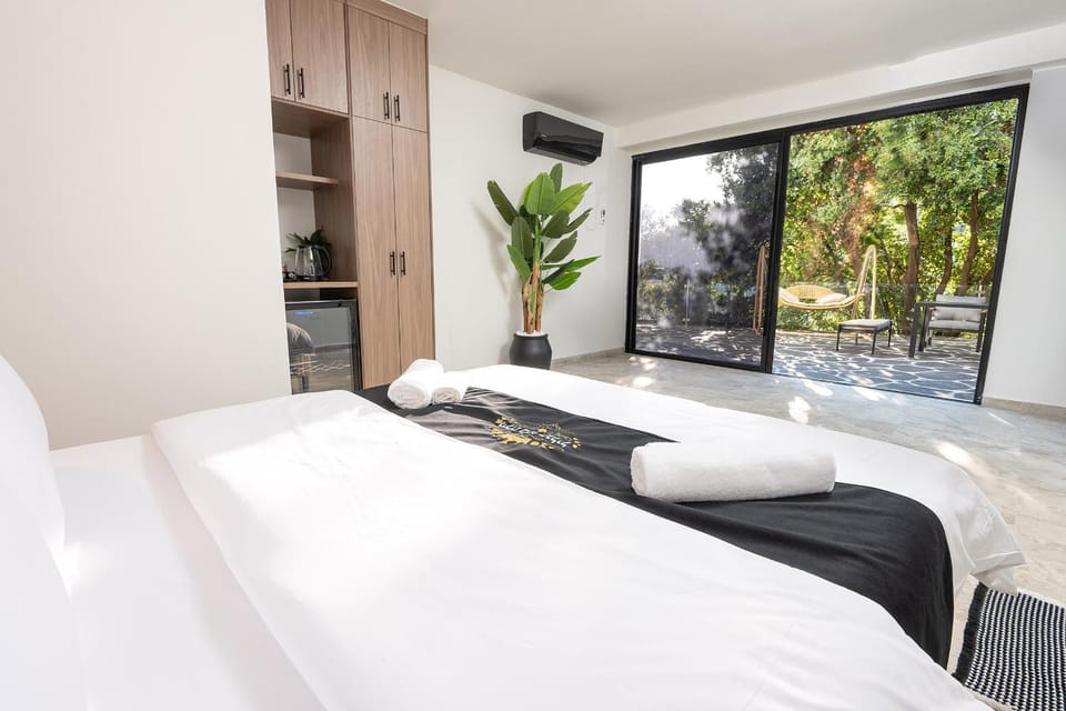 Bed, Photo of the whole room, towels