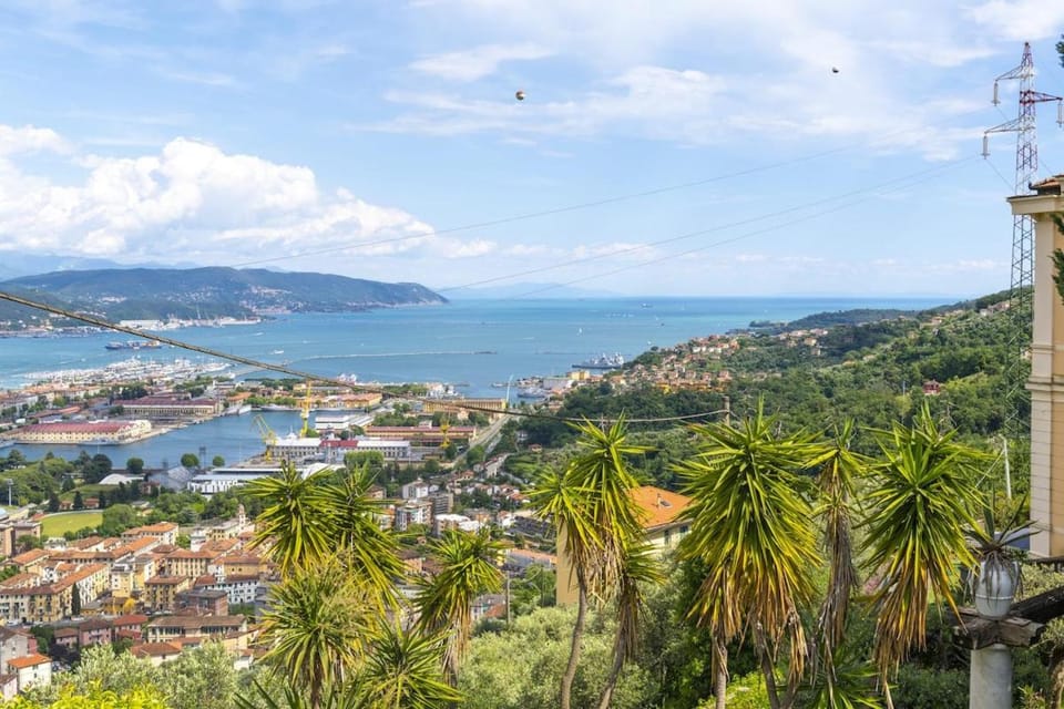 Villa le palme M-Seaview of Gulf of poet Apartment in La Spezia