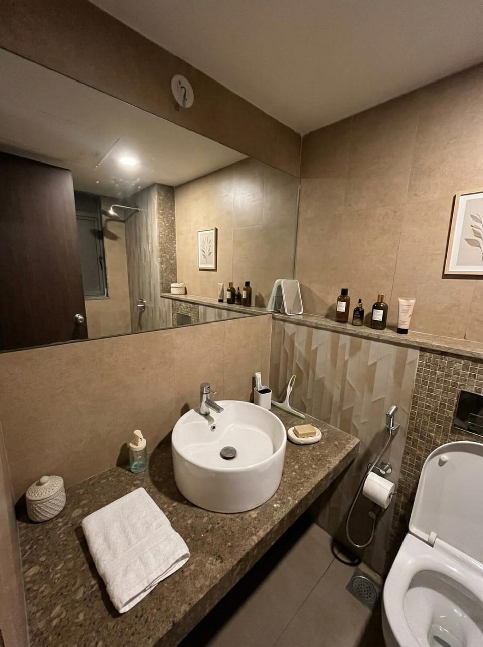 Private Masterbed in spacious 2bhk-Highrise tower Apartment in Thane
