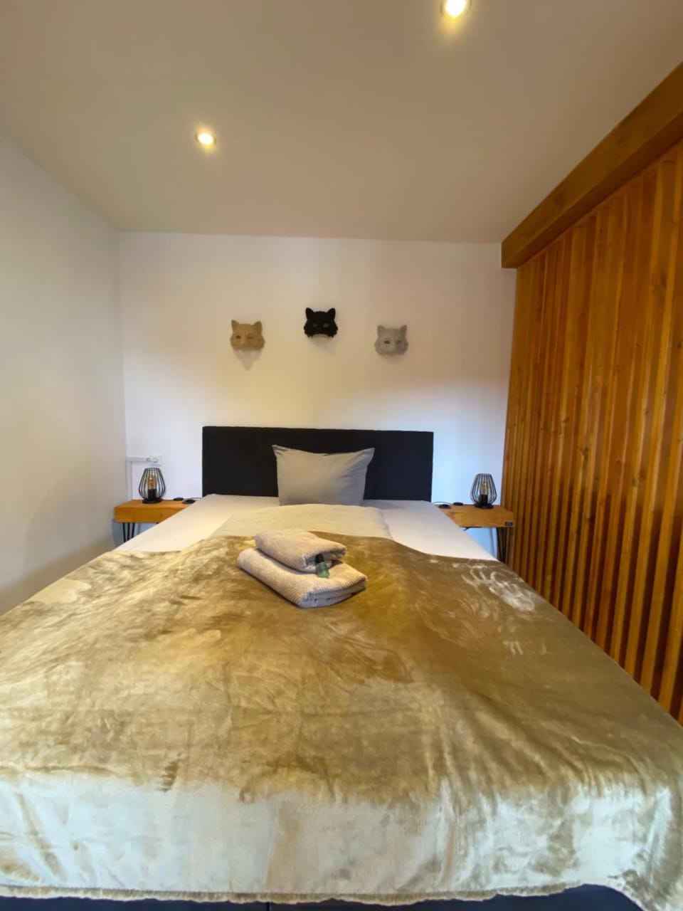 Bed, Bedroom, towels