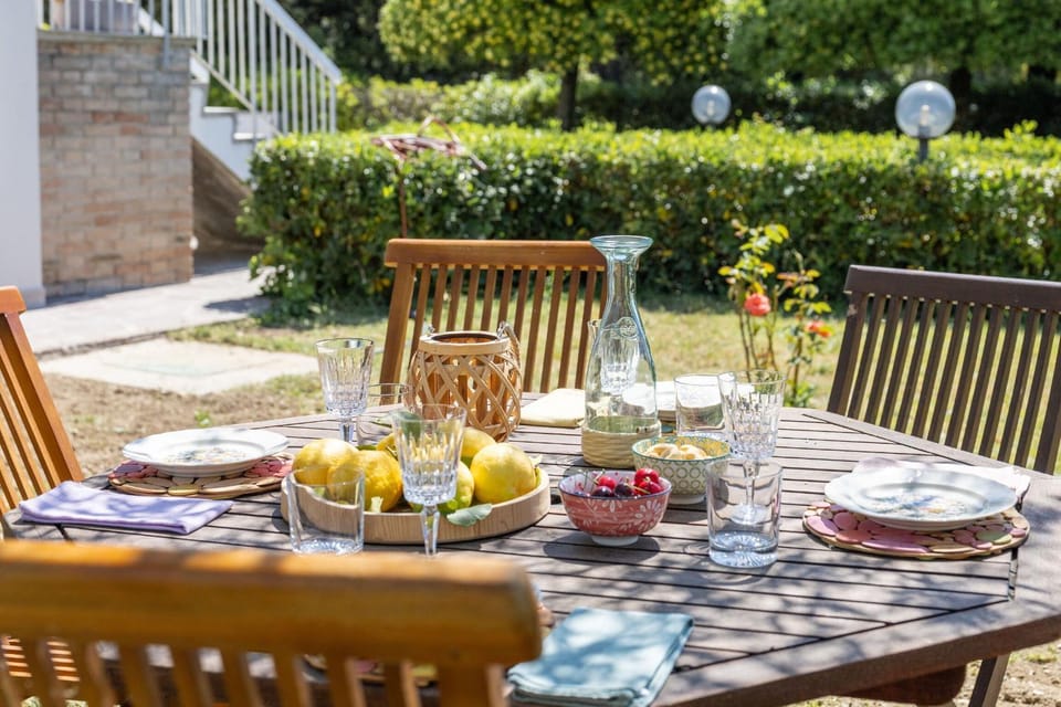 Property building, Patio, Spring, Day, Garden, Food and drinks, Dining area, Food, Garden view, Breakfast, Continental breakfast, Drinks