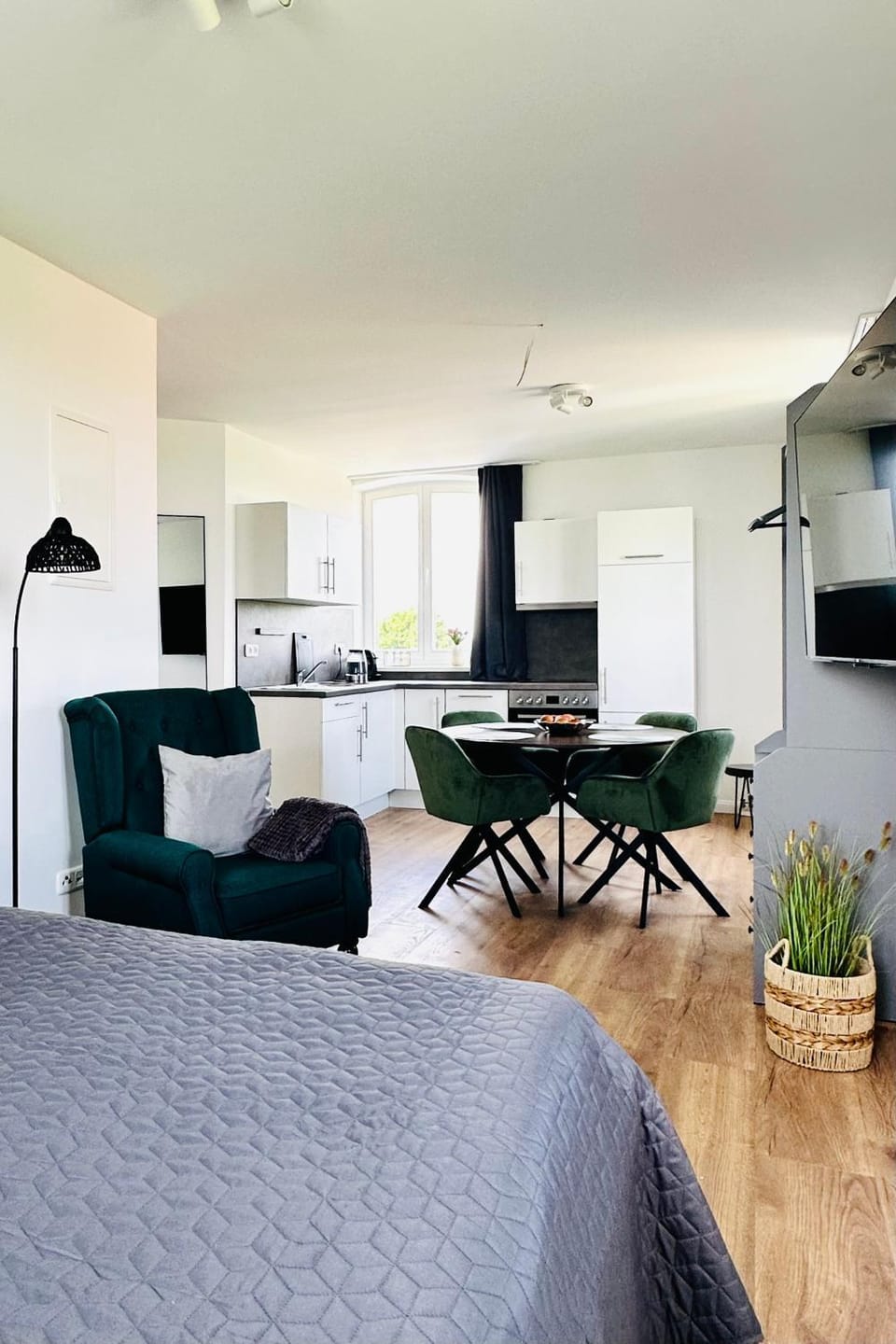 Bed, TV and multimedia, View (from property/room), Kitchen or kitchenette, Dining area