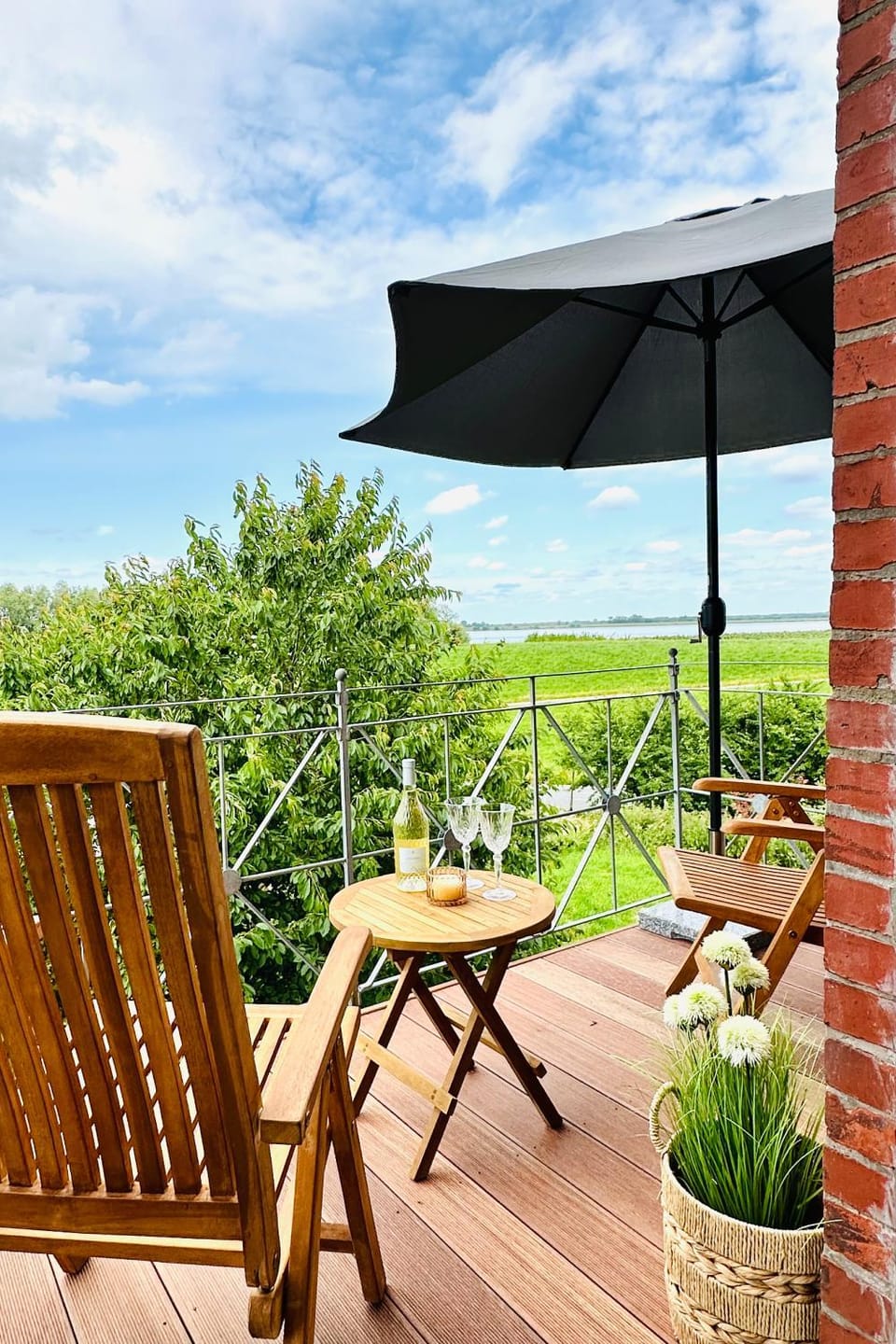 View (from property/room), Balcony/Terrace, Landmark view, River view