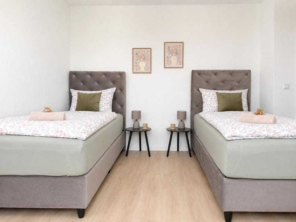 Bed, Photo of the whole room, Decorative detail, Decorative detail, Bedroom, cot, towels, towels