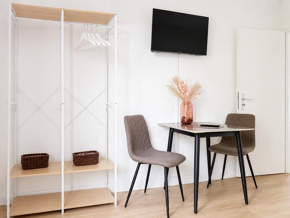 Communal lounge/ TV room, TV and multimedia, Photo of the whole room, Decorative detail, Decorative detail, Seating area, Dining area, Bedroom, wardrobe