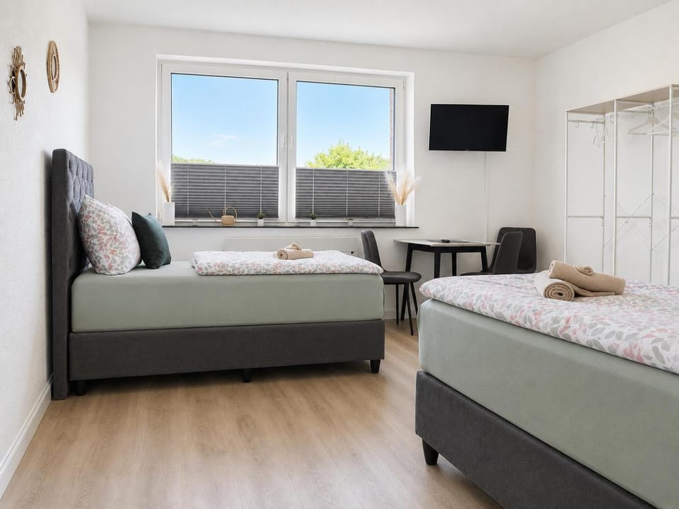 Communal lounge/ TV room, Bed, TV and multimedia, Photo of the whole room, Decorative detail, Decorative detail, Bedroom, cot, towels, towels