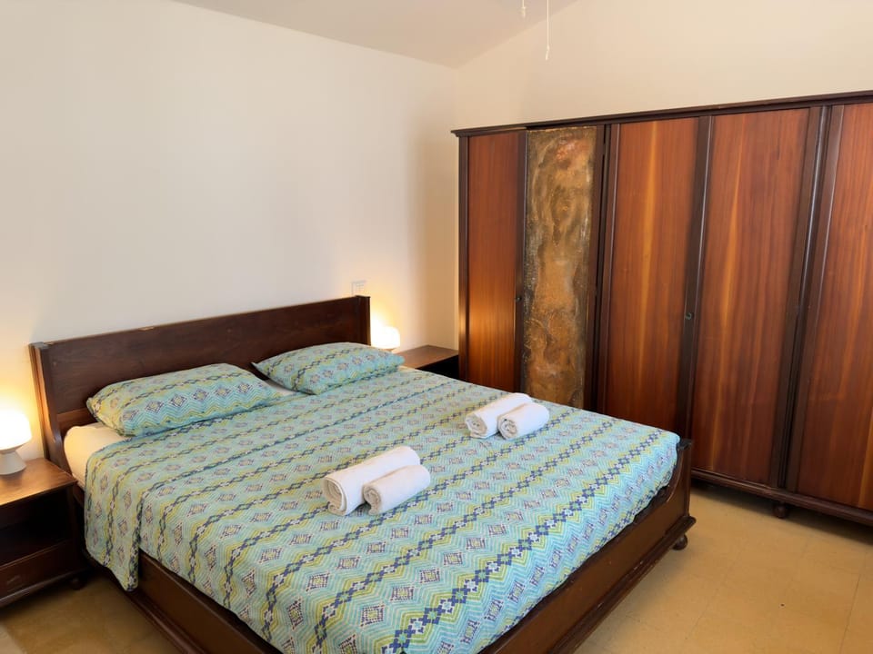 Bed, Photo of the whole room, Bedroom, wardrobe
