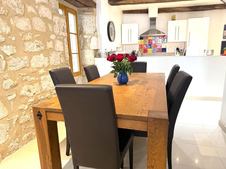 Kitchen or kitchenette, Seating area, Dining area