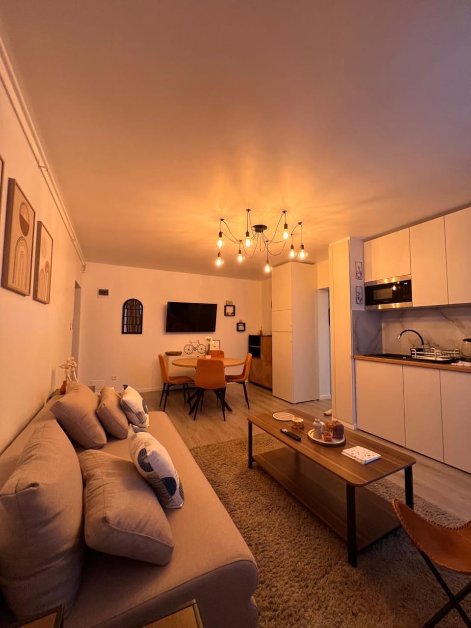 TV and multimedia, Kitchen or kitchenette, Living room, Seating area, Dining area, oven