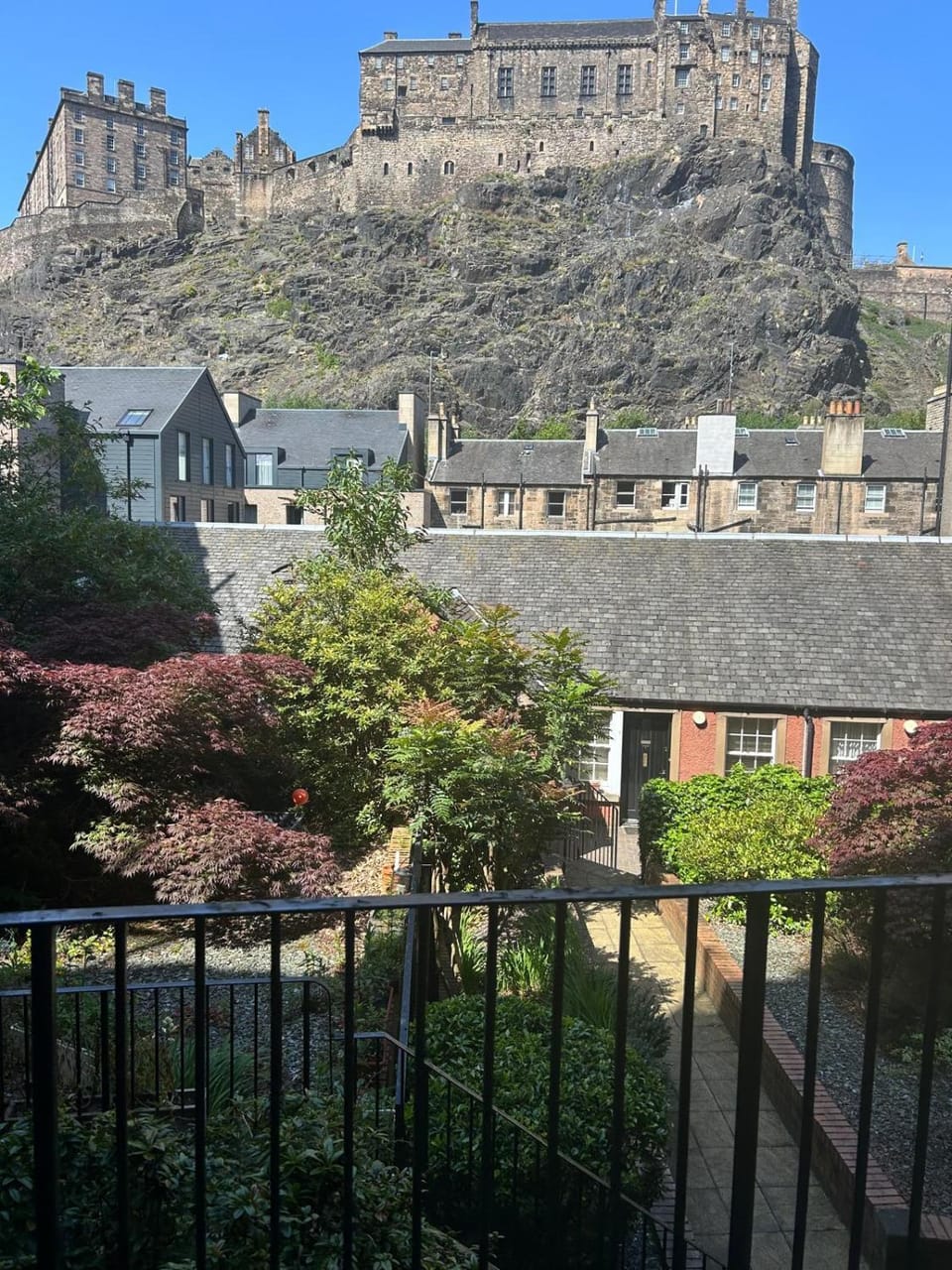 Grassmarket Superb studio with Castle view kitchen and shower room Apartment in Edinburgh