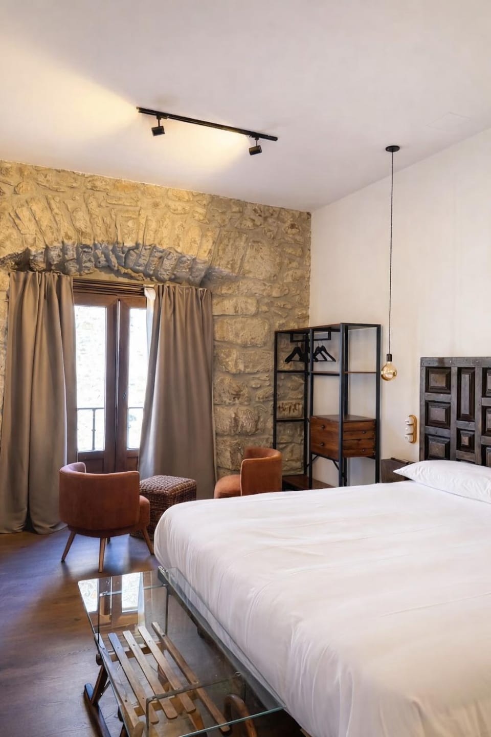 Photo of the whole room, Bedroom