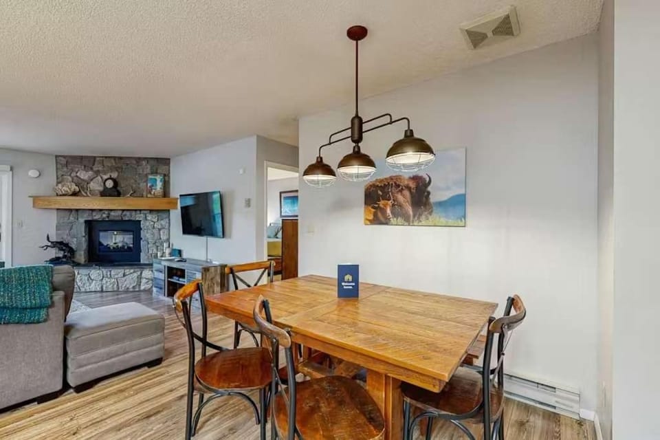 Big Sky Escape Walk to Slopes + Mountain Views House in Big Sky